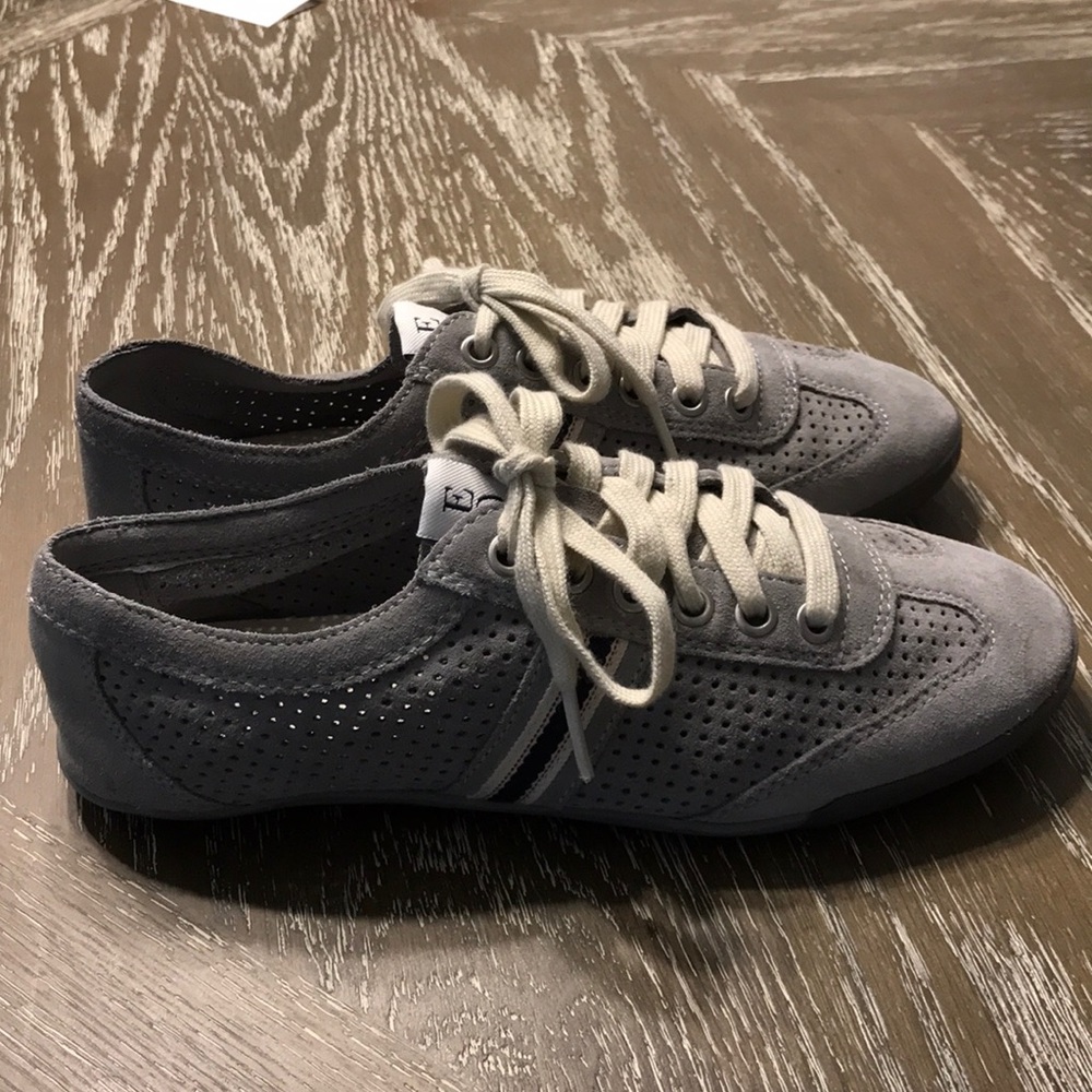 Gray fashion sneaker size 7